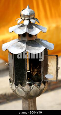 Beau chandelier avec bougie en feu Banque D'Images