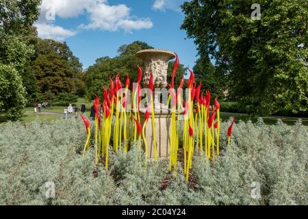 'Paintbrushes', une sculpture en verre de Dale Chihuly, Royal Botanic Gardens, Kew, Richmond upon Thames, Angleterre, Royaume-Uni. Banque D'Images