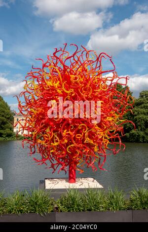 « Sunm Sun », une sculpture en verre de Dale Chihuly, Royal Botanic Gardens, Kew, Richmond upon Thames, Angleterre, Royaume-Uni. Banque D'Images