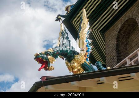 Sculpture du dragon sur la Grande Pagode, conçue par Sir William Chambers dans les jardins botaniques royaux de Kew, Richmond upon Thames, Angleterre, Royaume-Uni. Banque D'Images