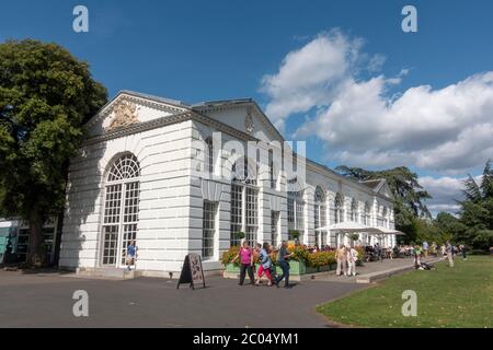 Le restaurant Orangerie des jardins botaniques royaux de Kew, Richmond upon Thames, Angleterre, Royaume-Uni. Banque D'Images