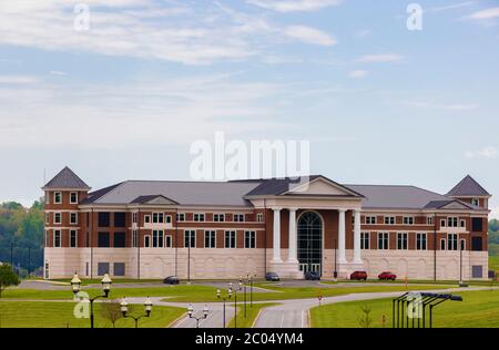 Harrogate, Tennessee, États-Unis - 28 avril 2020 : les bâtiments du campus de LMU sont dépourvus de personnes pendant une pandémie. Banque D'Images