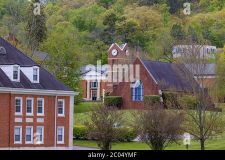 Harrogate, Tennessee, États-Unis - 28 avril 2020 : les bâtiments du campus de LMU sont dépourvus de personnes pendant une pandémie. Banque D'Images