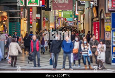 La rue commerçante de Shinsaibashi bondé à Osaka, Japon Banque D'Images