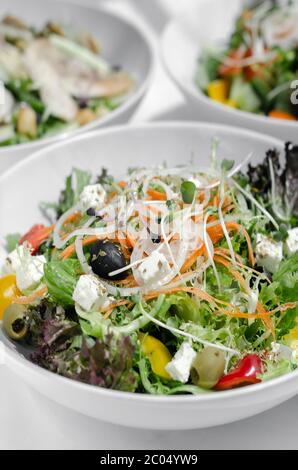 Mélange de salades organiques dans des bols sur la table restaurant blanc Banque D'Images