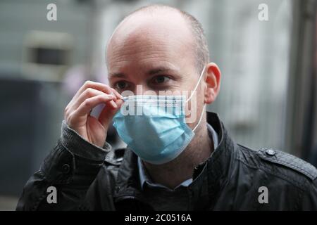 Paul Murphy de la partie de montée portant un masque facial protecteur à l'extérieur de Leinster House à Dublin. L'envoyé spécial DE L'OMS, le Dr David Nabarro, a déclaré qu'il est Òreally nécessaire pour les personnes qui travaillent à proximité immédiate des autres de porter des revêtements de visage. Banque D'Images