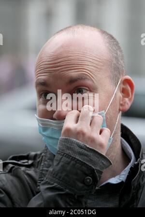 Paul Murphy de la partie de montée portant un masque facial protecteur à l'extérieur de Leinster House à Dublin. L'envoyé spécial DE L'OMS, le Dr David Nabarro, a déclaré qu'il est Òreally nécessaire pour les personnes qui travaillent à proximité immédiate des autres de porter des revêtements de visage. Banque D'Images