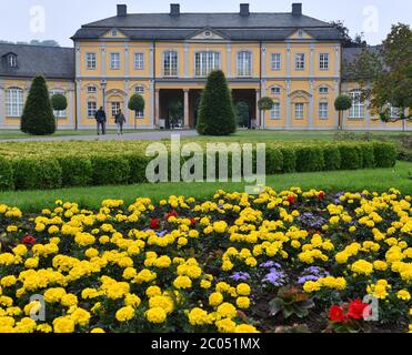 Gera, Allemagne. 11 juin 2020. Les fleurs fleurissent dans le jardin de la cuisine, un jardin de plaisir baroque avec l'orangerie. Après les jours froids et pluvieux passés, les Allemands peuvent se laisser aller jusqu'à vendredi avec impatience. Credit: Martin Schutt/dpa-Zentralbild/dpa/Alay Live News Banque D'Images