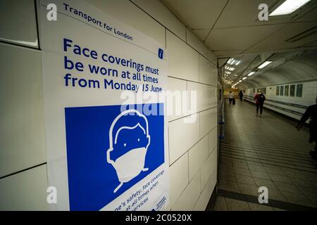 Poster transport for London pour faire respecter le port de masques dans le métro de Londres pour arrêter le coronavirus Banque D'Images
