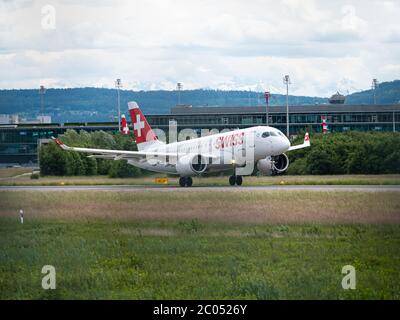 Décollage de la série C A220 à l'aéroport de Zurich Banque D'Images