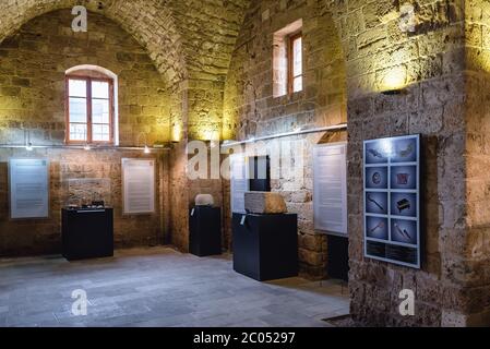 Exposition dans le château croisé de Byblos, la plus grande ville du gouvernorat du Mont-Liban Banque D'Images