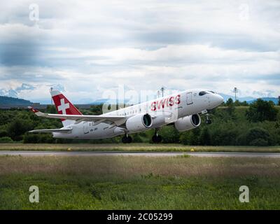 Décollage de la série C A220 à l'aéroport de Zurich Banque D'Images