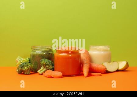 Composition avec purée de légumes sur table orange. Nourriture pour bébé Banque D'Images