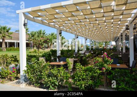 Restaurant d'été extérieur avec tables et chaises près de Pamucak, Ephesus Beach, Kusadasi, Turquie Banque D'Images