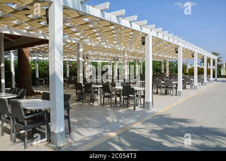 Restaurant d'été extérieur avec tables et chaises près de Pamucak, Ephesus Beach, Kusadasi, Turquie Banque D'Images