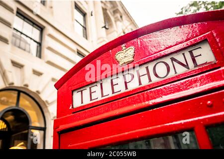 Téléphone britannique rouge sur la rue urbaine Banque D'Images