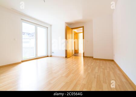 Une vue verticale à angle bas sur le parquet neuf dans une chambre lumineuse et blanche Banque D'Images