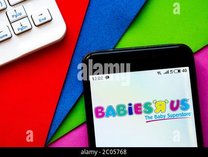 Dans cette photo illustration, le logo e-commerce Babies R US est affiché sur un smartphone. Banque D'Images