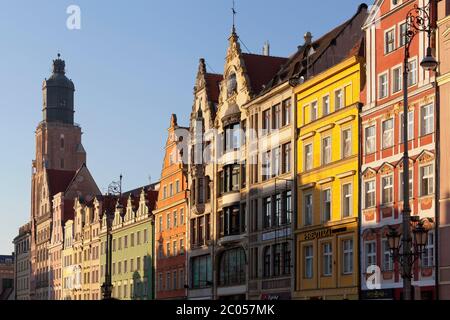 Maisons colorées et église Saint-Elizabeth, place du marché, Wroclaw Banque D'Images