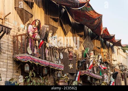 Marionnettes à cordes sur des balcons dans le quartier islamique du Caire, en Égypte Banque D'Images