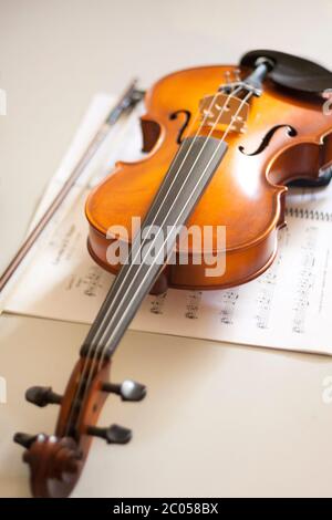 Violon appuyé sur la musique de la feuille. Instruments à cordes. Concept de musique classique. Banque D'Images