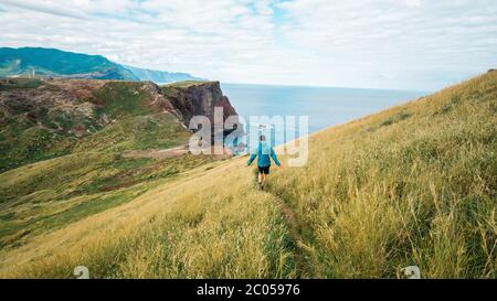 Aventurier Homme appréciant le paysage pendant une journée ensoleillée. Randonnée à l'île de Madère : excursion de randonnée à Ponta Sao Lourenco Banque D'Images