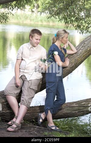 Jeune garçon et une fille de la nature près du lac, reconc Banque D'Images