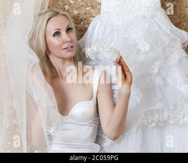 Femme, la mariée, près de mariage robe rêves environ Banque D'Images