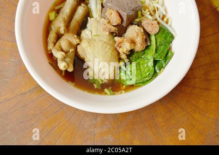 cuisse et pieds de poulet bouillis avec fève de spout dans une soupe aux herbes sur un bol Banque D'Images