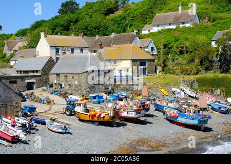 Le port et la plage de Cadgwith, un village sur la péninsule de Lizard, Cornwall, Royaume-Uni - John Gollop Banque D'Images