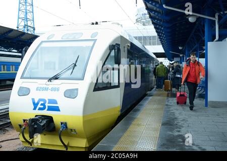 Groupe de passagers se tenant devant les portes du train de voyageurs pour entrer dans le wagon Banque D'Images