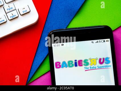 Kiev, Ukraine. 11 juin 2020. Dans cette photo illustration, le logo e-commerce Babies R US est affiché sur un smartphone. Crédit: Igor Golovniov/SOPA Images/ZUMA Wire/Alamy Live News Banque D'Images