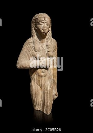 Ancienne statue égyptienne d'une reine portant une robe accrochée, grès, période Ptolemaic (332-30BC). Musée égyptien, Turin. Arrière-plan noir Drovett Banque D'Images