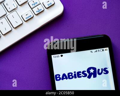 Kiev, Ukraine. 11 juin 2020. Dans cette photo illustration, le logo e-commerce Babies R US est affiché sur un smartphone. Crédit: Igor Golovniov/SOPA Images/ZUMA Wire/Alamy Live News Banque D'Images