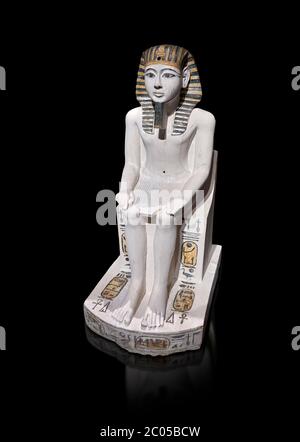 Ancienne statue culte égyptienne d'Amenhoptep I, calcaire, Nouveau Royaume, 19e dynastie, (1292-1190 av. J.-C., Deir el-Medina. Musée égyptien, Turin. Black Backg Banque D'Images