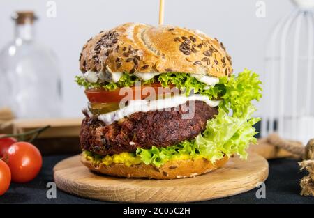 Hamburger sur une assiette Banque D'Images