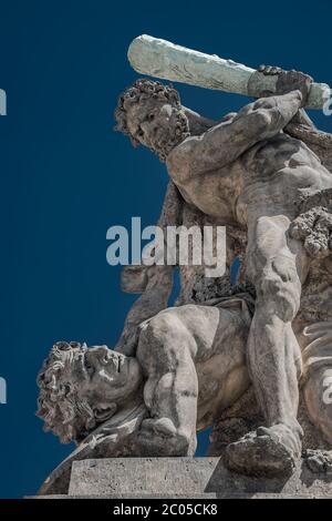 Sculpture de Titans de lutte ou de Giants de combat à la porte principale de la cour du château de Prague, Prague, République tchèque Banque D'Images