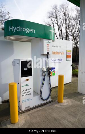 Station-service à hydrogène (marque SmartFuel) dans un supermarché Sainsburys à Hendon, Londres, Royaume-Uni. Les voitures et autres véhicules peuvent se remplir de gaz fourni par Air Products (117) Banque D'Images