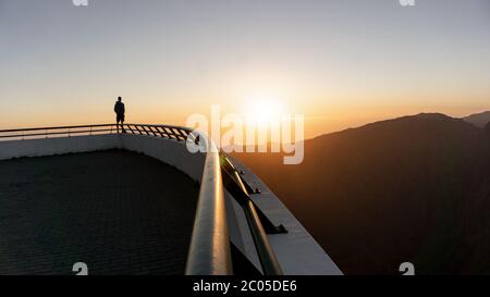 Voyageur Homme debout sur falaise montagnes aventure voyage style de vie extérieur euphorie heureux émotions. Madère, Portugal Banque D'Images