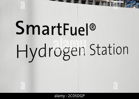 Station-service à hydrogène (marque SmartFuel) dans un supermarché Sainsburys à Hendon, Londres, Royaume-Uni. Les voitures et autres véhicules peuvent se remplir de gaz fourni par Air Products (117) Banque D'Images