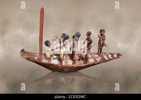 Ancien modèle égyptien d'un bateau avec mât, Royaume du milieu (1980-1700 av. J.-C. Musée égyptien, Turin. Fond gris. Les modèles de tombeau en bois étaient une égyptologie Banque D'Images