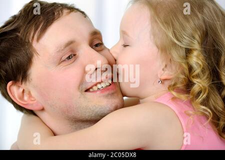 Little girl kissing joue les pères Banque D'Images