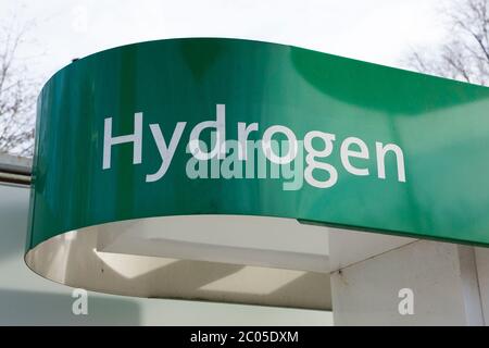 Station-service à hydrogène (marque SmartFuel) dans un supermarché Sainsburys à Hendon, Londres, Royaume-Uni. Les voitures et autres véhicules peuvent se remplir de gaz fourni par Air Products (117) Banque D'Images