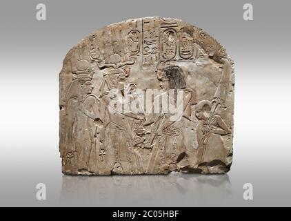 Stèle égyptienne antique représentant Sethy I adorant Amenhotep I et Nefertari, calcaire, Nouveau Royaume, 19e dynastie, (1279-1213 av. J.-C.), Deir el-Medina, EGY Banque D'Images