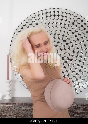 Portrait vertical d'une femme blonde sophistiquée dans son élégante maison Banque D'Images