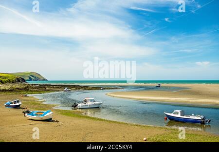 Parrog, une partie de Newport Sands sur la côte nord de Pembrokeshire, dans l'ouest du pays de Galles. Beau Mai soleil, bateaux toronnés ou amarrés sur la plage Banque D'Images