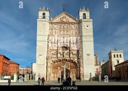 Valladolid, Espagne - 8 décembre 2018 : Iglesia de San Pablo (St. Paul's Couvent église) vue de face Banque D'Images