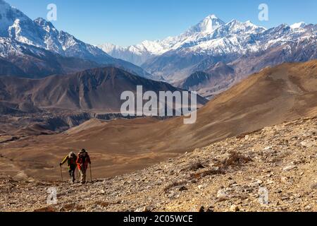 Annapurna, Népal - le 18 novembre 2015 : Les touristes allant jusqu'à la montagne. Mustang faible, de l'Annapurna, Trek Himalaya, Népal.
