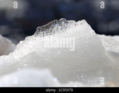 Magnifique glace blanche photographiée en gros plan Banque D'Images
