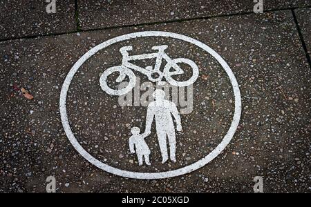 Panneau sur une chaussée montrant une voie piétonne et cyclable. Banque D'Images